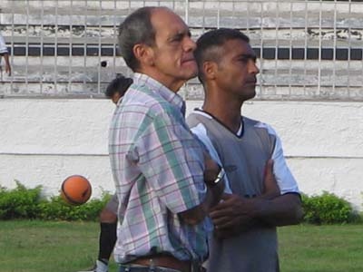 Pedro Valente e Romário no gramado de São Januário